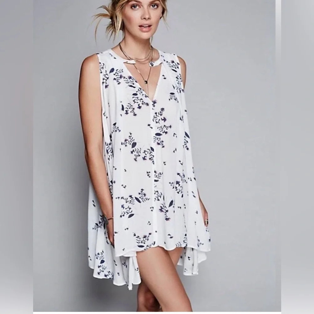 Free People Snap Out of It Swing dress white Blue Floral TunicTank X-Small 1278